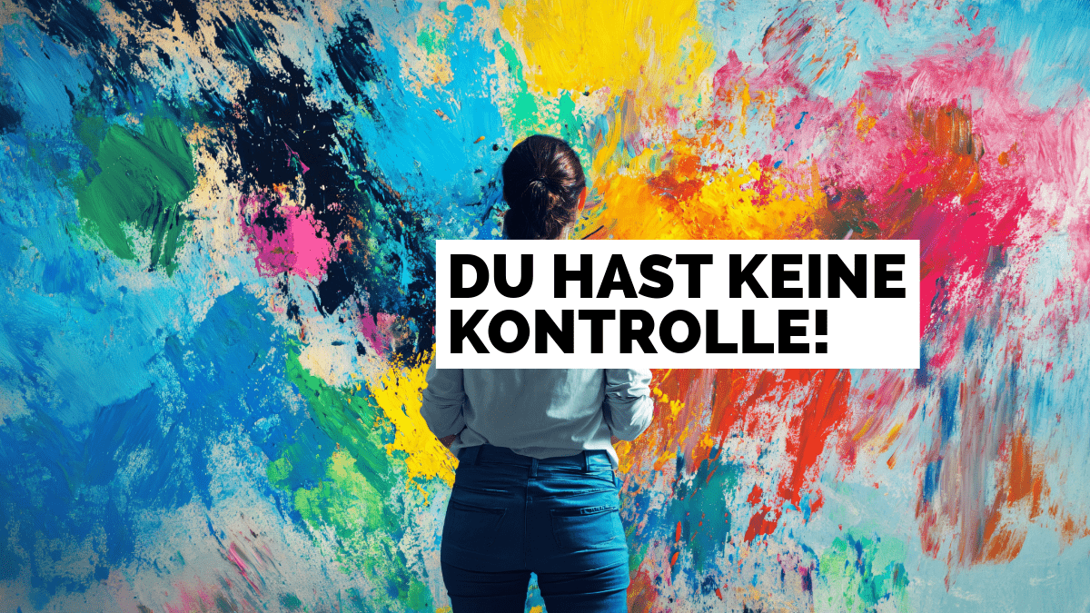 Stoizismus für Kreative 2: Eine Frau begutachtet ein chaotisches aber farbenfrohes Bild